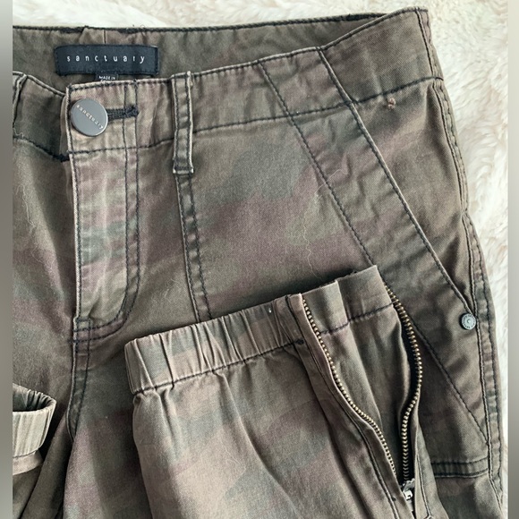 SANCTUARY Peace Trooper Camo jogger pants with side zipper at the hem. Size 25 - Picture 8 of 14